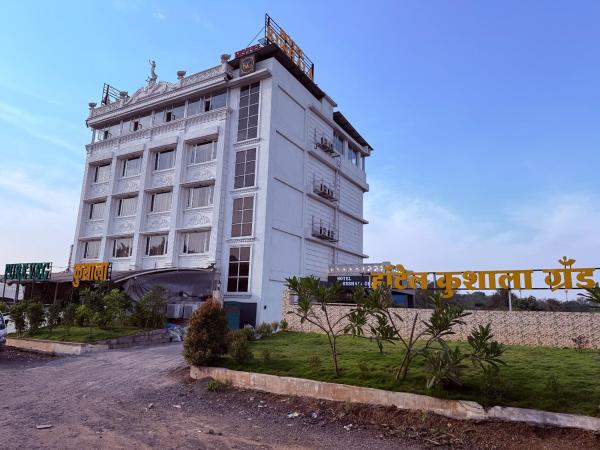 The photo shows the Hotel Kushala Grand, Dombivali located in the city of Mangrul.