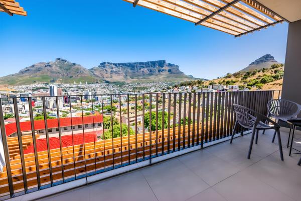 Duplex Penthouse With 3 Balcony's I Table Mountain Panoramic Views - Camps Bay