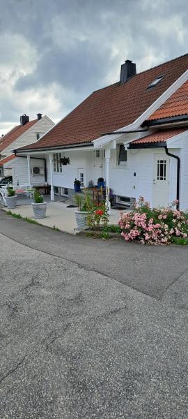 Na zdjęciu widoczny jest obiekt Apartment Tryms vei 20a - Stor Leilighet położony w mieście Kovigen.