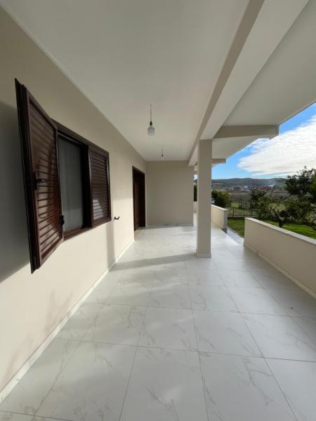 A la foto es mostra l'objecte Vila Sulaj situat a la ciutat de Kuratën.