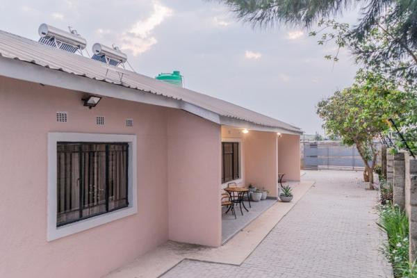 2 Bedroom Apartment in Meanwood Ndeke, Lusaka Near KKIA - Fast WiFi, Solar Backup