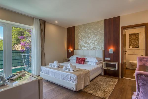 A la foto es mostra l'objecte Villa Višnja situat a la ciutat de Brela.
