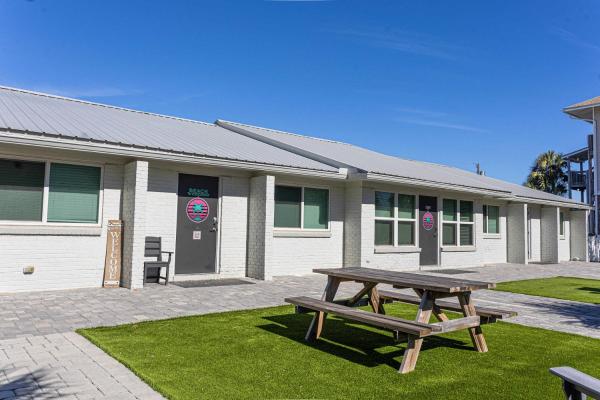 2 Br 2 Ba Cottage Near Beach -