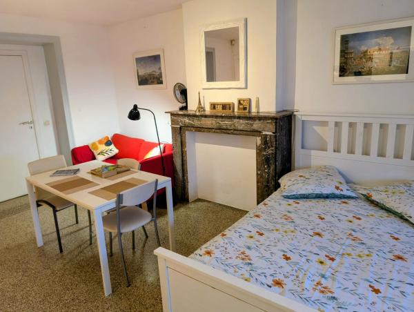 På bildet vises objektet Central and convenient studio near supermarkets and public transports som ligger i byen Brussel.