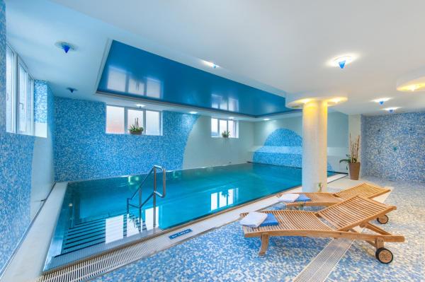 Na fotografii je vidět objekt April hotel Panorama nacházející se ve městě Kvasiny.
