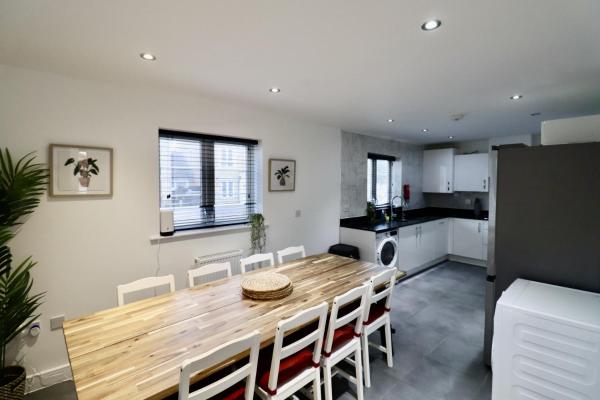 Spacious 5 Bedroom Home In Langley - スラウ