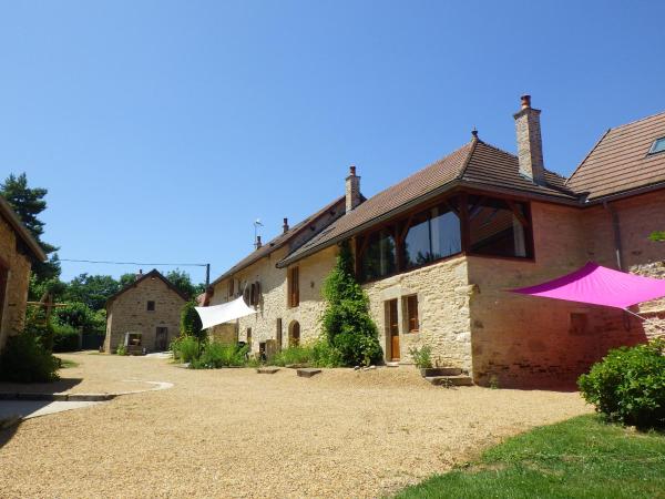 På billedet ses objektet Gîte La grange des Hirondelles 15 personnes 5litsdoubles 5litssimples 1convertible chez MAYMARD Yannick à 28 route de la croix forêt à ANTULLY réf à Gîte de France G2005 Corps de ferme entièrement rénové de bon standing beliggende i byen Tintry.