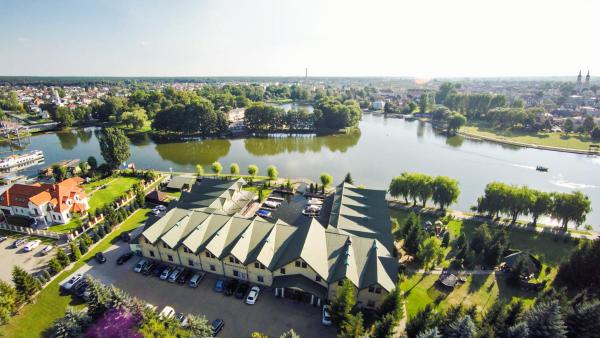 Na fotografii je vidět objekt Hotel Nad Nettą nacházející se ve městě Augustov.