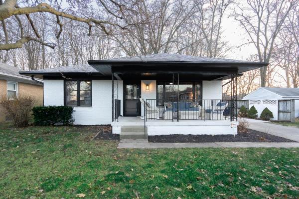 5 Bedroom 2 & 1 Half Bath Group Stay Fun Design In Quiet Neighborhood - Indianapolis, IN