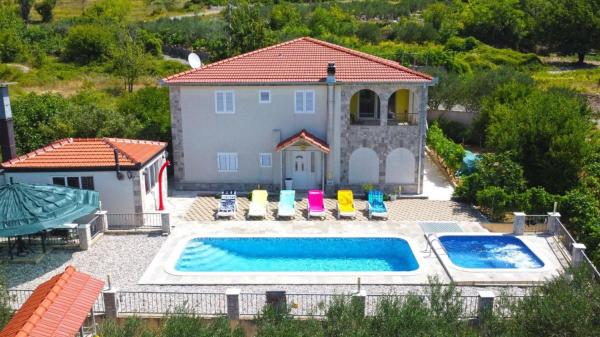 La photo montre l'objet Vila Nova with private heating pool and jacuzzi situé dans la ville de Duge Njive.