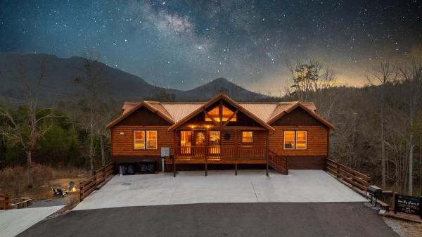 Incredible Smoky Mountain Lodge - Tennessee
