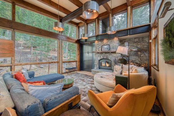 Painted River Retreat By Tahoe Getaways - 4br W River Views, Hot Tub & Ev Charger. - Lake Tahoe