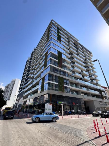 Na zdjęciu widoczny jest obiekt Kensington Stylish 1BR at Bluebell Circle Mall JVC położony w mieście Dubaj.