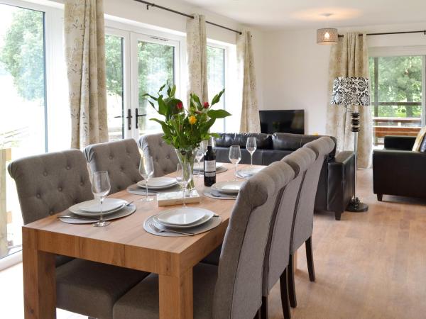 Oak Lodge - Farnham