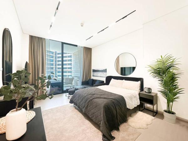 På billedet ses objektet Modern Studio with Private Jacuzzi beliggende i byen Dubai.