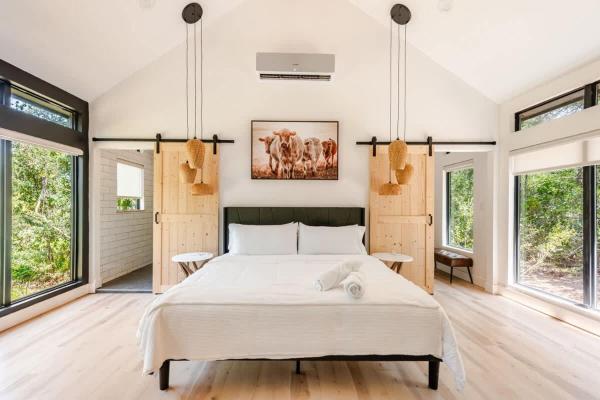 Relaxing Ranch Friendly Animals Modern Stay Cabin 1 - Cedar Creek, TX