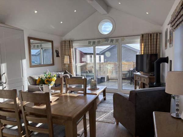 The Dog House On The Meadows, The Bay Filey, Enclosed Deck, 2 Bedrooms With Ensuites, 2 Dogs Welcome - Filey