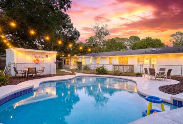 Na fotografii je vidět objekt Summer Spot! Charming Pool Getaway 3 miles drive to Beach nacházející se ve městě St. Augustine.
