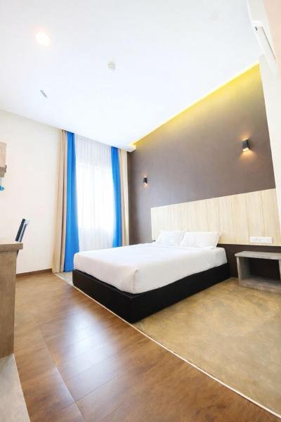 En la foto se muestra el objeto KARANG TIMUR Hotel ubicado en la ciudad de Kampong Tanjong.