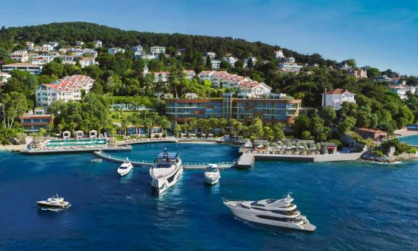 På billedet ses objektet Princes' Palace Resort, Buyukada - Member of The Leading Hotels of the World beliggende i byen Adalar.