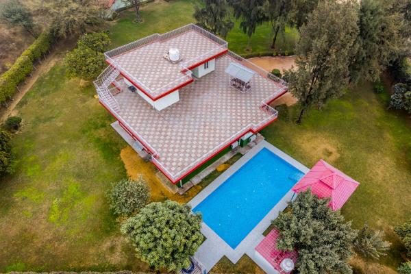 A la foto es mostra l'objecte Alaya Stays 4BHK Farmhouse with Pvt Pool & Garden - Manesar situat a la ciutat de Bahora.
