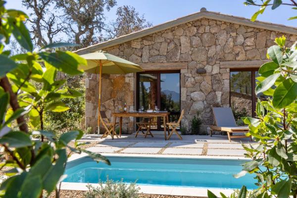 A la foto es mostra l'objecte Hameau de Petripini situat a la ciutat de Sotta.