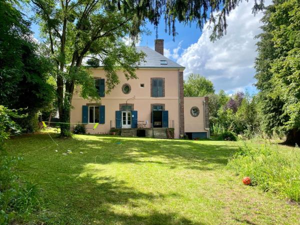 A la foto es mostra l'objecte Maison LéoCha situat a la ciutat de Bueil.