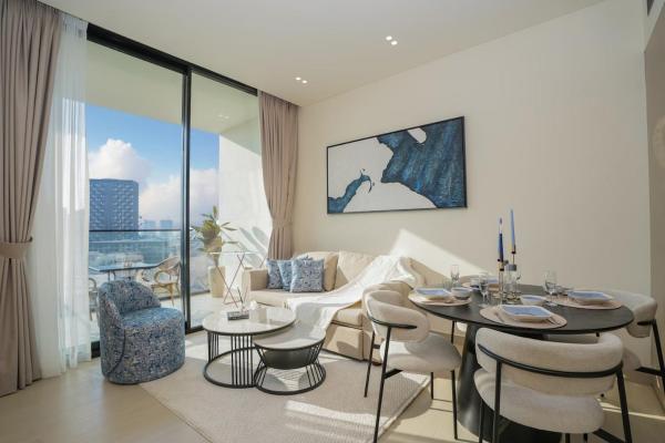 A la foto es mostra l'objecte Bright 1-Bed with Pool and Gym situat a la ciutat de Dubai.