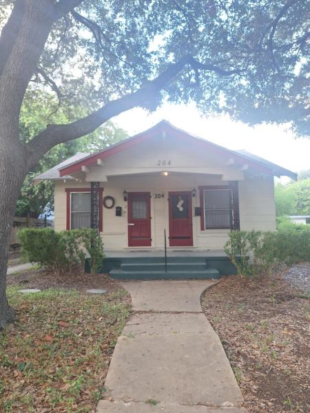 Cozy Home Close To Downtown - San Antonio, TX