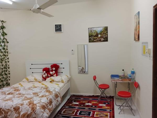 På billedet ses objektet Al ABBASI Building Home Stays Like a Familly beliggende i byen Dubai.