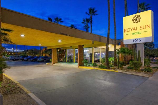 A la foto es mostra l'objecte Royal Sun Hotel & Suites situat a la ciutat de Tucson.