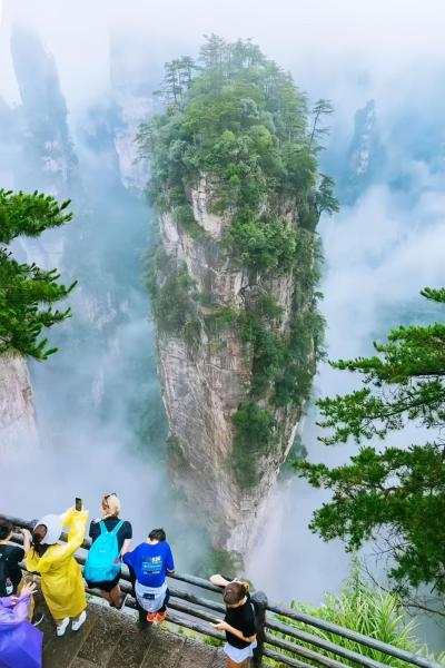 La photo montre l'objet Zhangjiajie Southgate Flower Garden Lodge -5 Mins to Forest Park - Free Forest Park Shuttle - Travel Guide - Free Breakfast situé dans la ville de Jiawan.