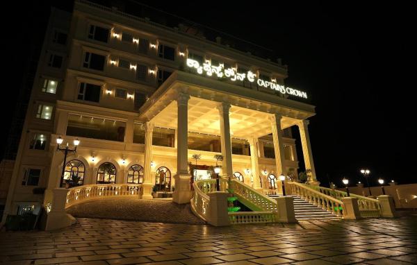 A la foto es mostra l'objecte Captains Crown Hotels & Resorts situat a la ciutat de Kushālnagar.