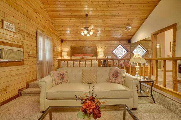 Na zdjęciu widoczny jest obiekt Studio w/ Deck: Near Thorncrown Chapel & Lakes położony w mieście Eureka Springs.