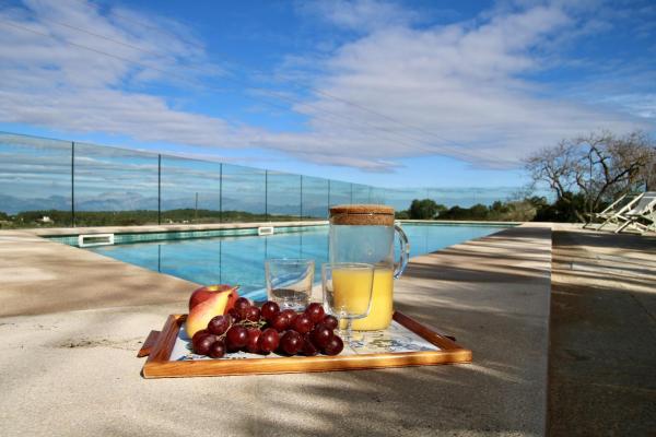 照片显示了位于Randa市的MATER RANDA, piscina, vistas increíbles y barbacoa物件。