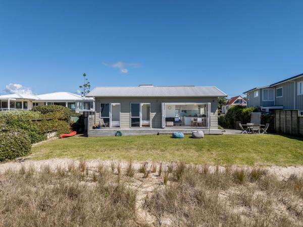 Beachfront Beauty - Whangamata Beachfront Home - Whangamatā