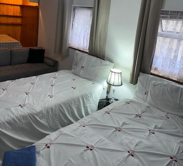 Clayburn Spacious Twin Bed Large Room - Basildon