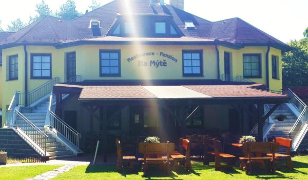 Na fotografii je vidět objekt Penzion - Restaurace Na Mýtě nacházející se ve městě Chýnov.