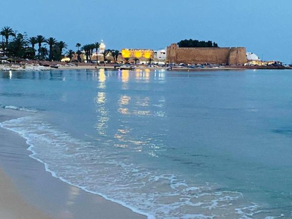 Luxueux Appartement 70m2-Rez de chaussée- pied dans l'eau-10 m de la Piscine collective- centre ville d'Hammamet,dans la partie residentielle de l'hôtel Dar Hayet-1 suite Parentale-1 chambre avec 1 grand lit double-Grande terrasse, Hammamet