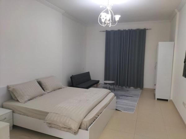 Na fotografii je vidět objekt Apart hotel Studio nacházející se ve městě Adžmán.