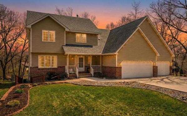Na fotografii je vidět objekt Charming Basement Stay with Workspace AC & Fire Pit nacházející se ve městě Maplewood.