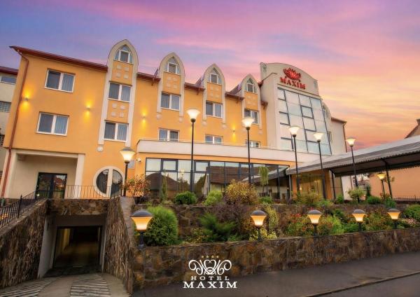 Na fotografii je vidět objekt Hotel Maxim nacházející se ve městě Oradea.
