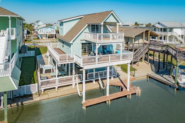 Saltwater Cowboys' Retreat - Bayfront Boat Slip & Hot Tub - Jamaica Beach, TX