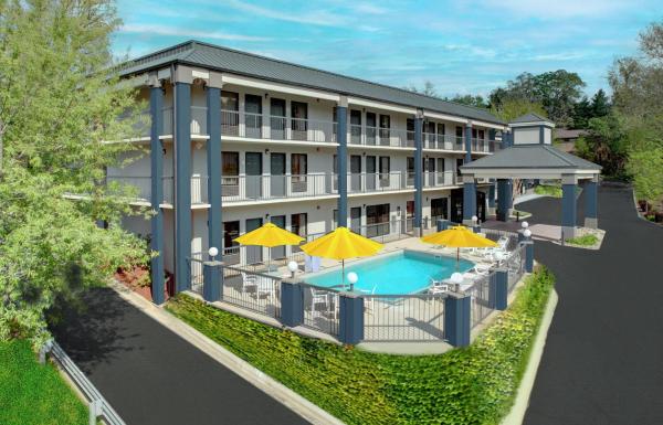 A la foto es mostra l'objecte Clarion Pointe Biltmore Village situat a la ciutat de Biltmore Forest.