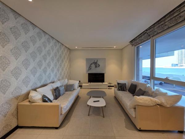 På bildet vises objektet Stunning Sea View 3BR Duplex in Reef Island som ligger i byen Sanābis.