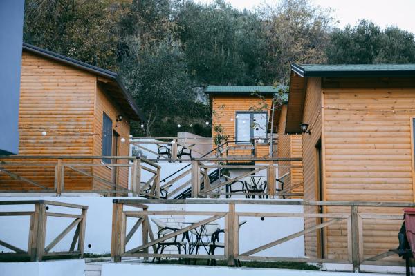 A la foto es mostra l'objecte Berat Hill Cabins situat a la ciutat de Berat.