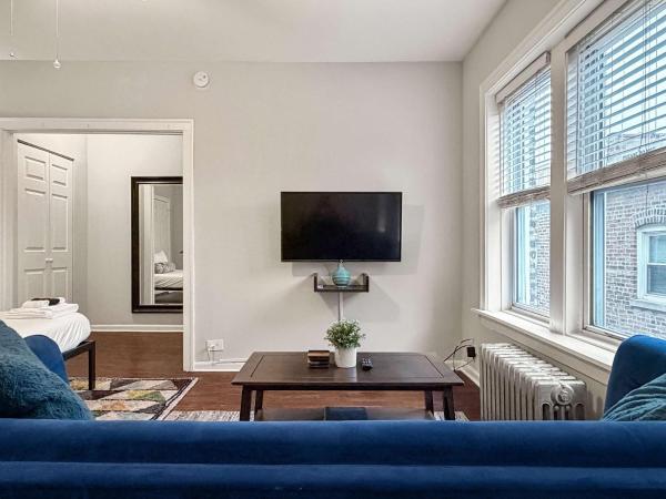 Sunlit Studio With City Charm - Lunt Studio Rep - Wilmette, IL