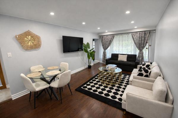 Na fotografii je vidět objekt Newly Renovated 3BR North York Bungalow with Backyard Patio & Volleyball Set! Close to Rogers Stadium, TTC Subway Access, Perfect for Family Travel, Group Trips or Work Stays! nacházející se ve městě Toronto.