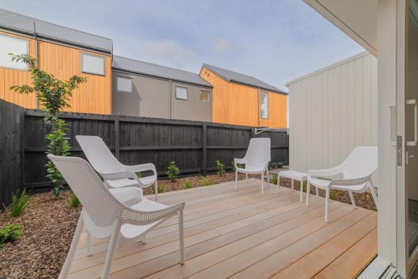 Modern Two Storey Stay With Private Patio - Lincoln