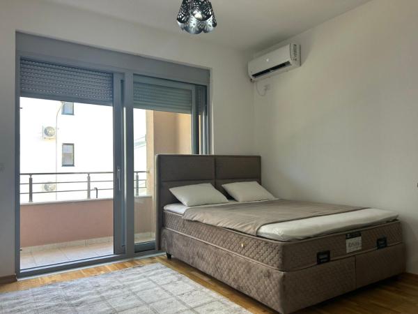 A la foto es mostra l'objecte Smakovic Apartments situat a la ciutat de Ulcinj.